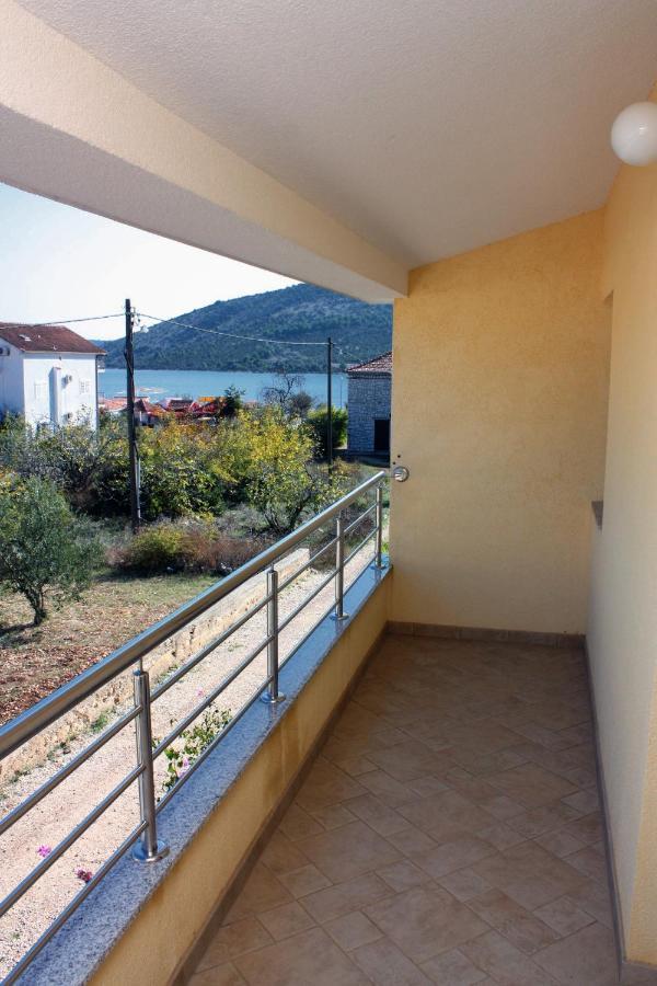 Apartments By The Sea Vinisce, Trogir - 5229 Zewnętrze zdjęcie